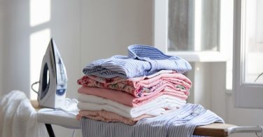 Marre de repasser vos vêtements ? Découvrez l'incroyable astuce de la douche