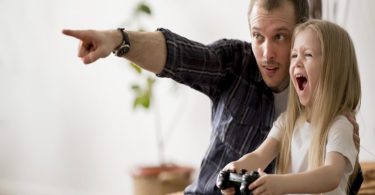 Jeu vidéo à la mode : les enfants face aux risques de contenus inappropriés et de contacts avec des inconnus