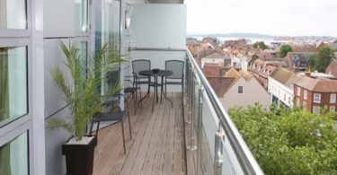 Partout sur les balcons et fenêtres : un danger caché pouvant coûter cher