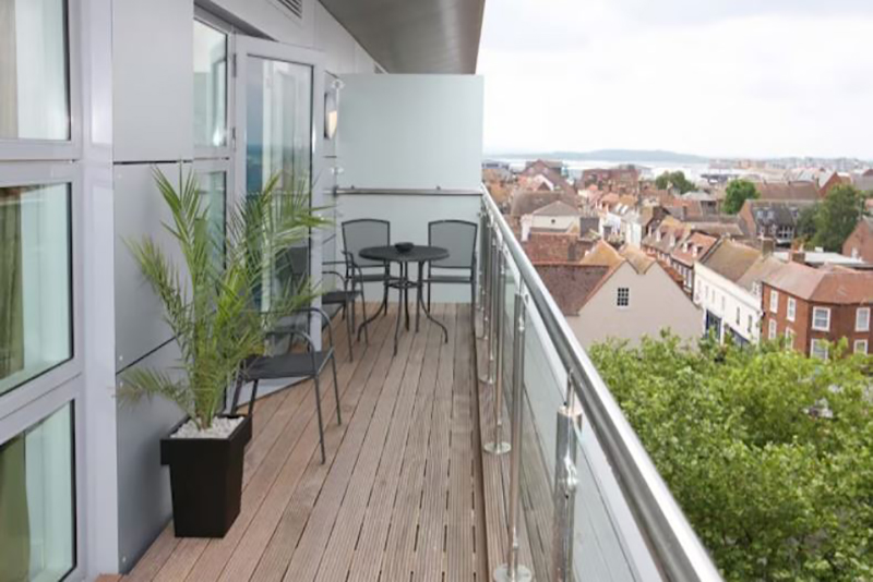 Partout sur les balcons et fenêtres : un danger caché pouvant coûter cher