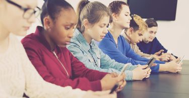 Interdiction des smartphones en collèges : un changement radical dès la rentrée 2025