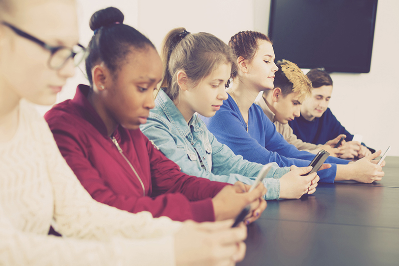 Interdiction des smartphones en collèges : un changement radical dès la rentrée 2025