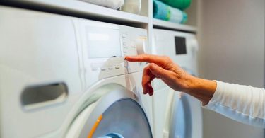 Astuce incroyable avec un sac plastique dans la machine à laver : découvrez son pouvoir insoupçonné