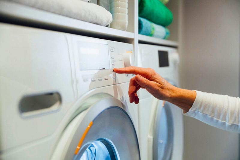 Astuce incroyable avec un sac plastique dans la machine à laver : découvrez son pouvoir insoupçonné