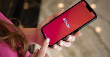 La vérification faciale obligatoire de Tinder débarque aux États-Unis