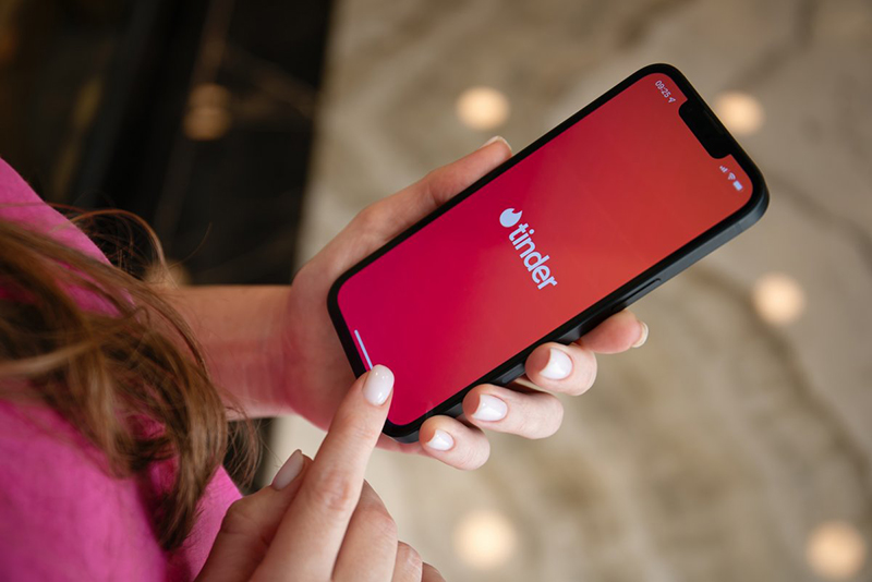 La vérification faciale obligatoire de Tinder débarque aux États-Unis