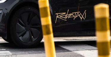 Un Tesla Robotaxi percute inexplicablement une voiture en stationnementa