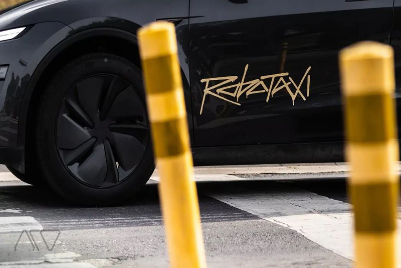 Un Tesla Robotaxi percute inexplicablement une voiture en stationnementa