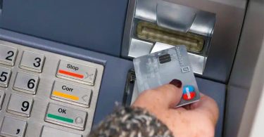Une banque majeure française ferme des centaines d'agences, impactant des millions de clients