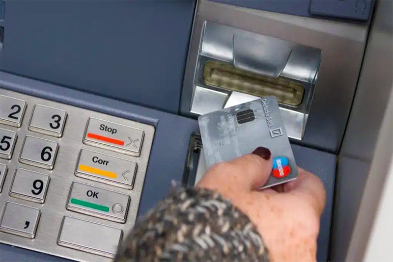 Une banque majeure française ferme des centaines d'agences, impactant des millions de clients