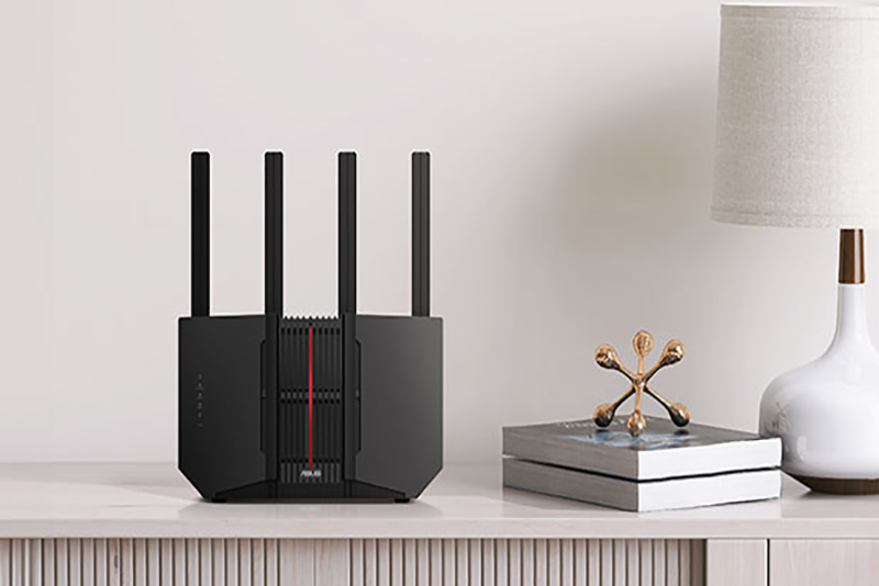 Le routeur ASUS RT-BE92U WiFi 7 installé dans un salon moderne, mettant en avant son design premium et ses antennes haute performance.