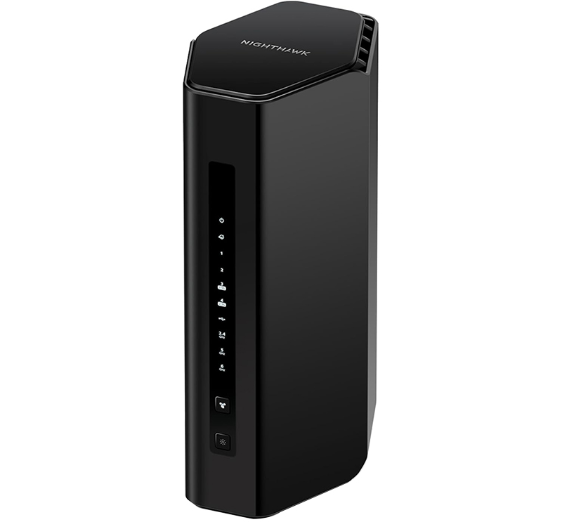 La face avant du Netgear Nighthawk RS300 met en avant ses voyants LED indiquant l’état du WiFi 7, des connexions réseau et de l’activité Internet.