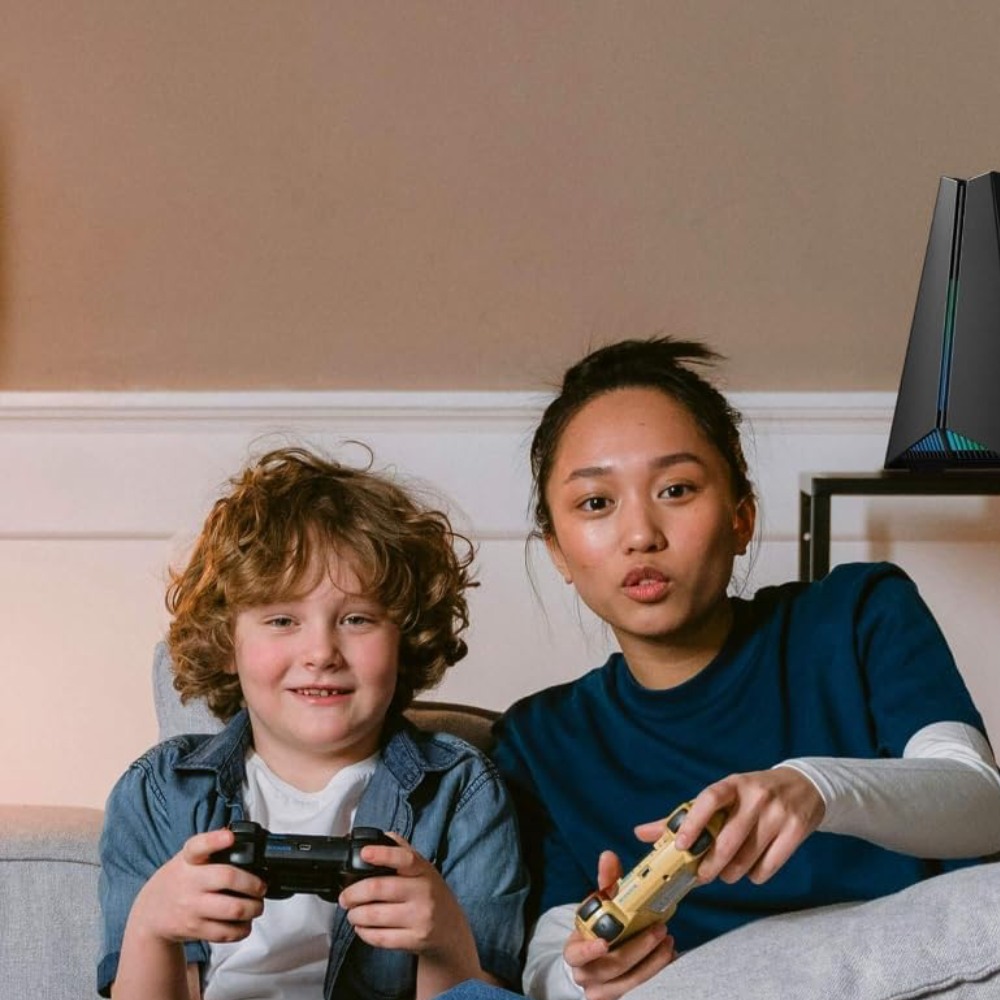 Routeur gaming WiFi 7 TP-Link Archer GE550 dans un environnement domestique avec joueurs