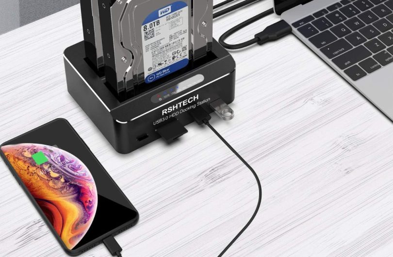 Station d’accueil disque dur RSHtech USB 3.0 avec dock HDD SATA connecté à un ordinateur portable et un smartphone