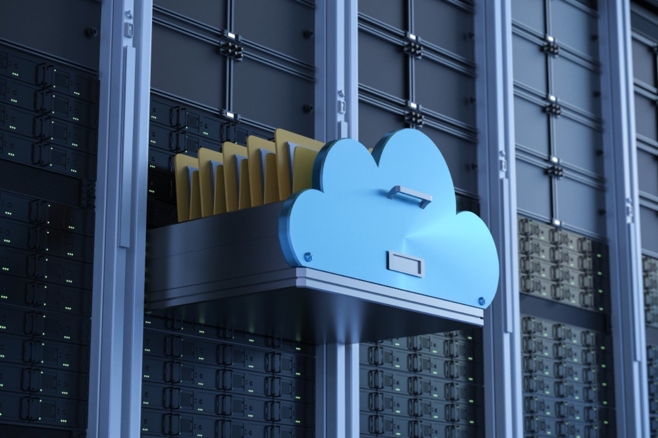 Illustration 3D conceptuelle montrant un tiroir en forme de nuage bleu sortant d'une baie de serveurs de données, contenant des dossiers de fichiers jaunes, symbolisant le stockage cloud personnel.