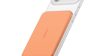 Batterie externe Anker Nano Power Bank MagGo Slim coloris Cosmic Orange tenue entre deux doigts pour souligner sa finesse extrême.