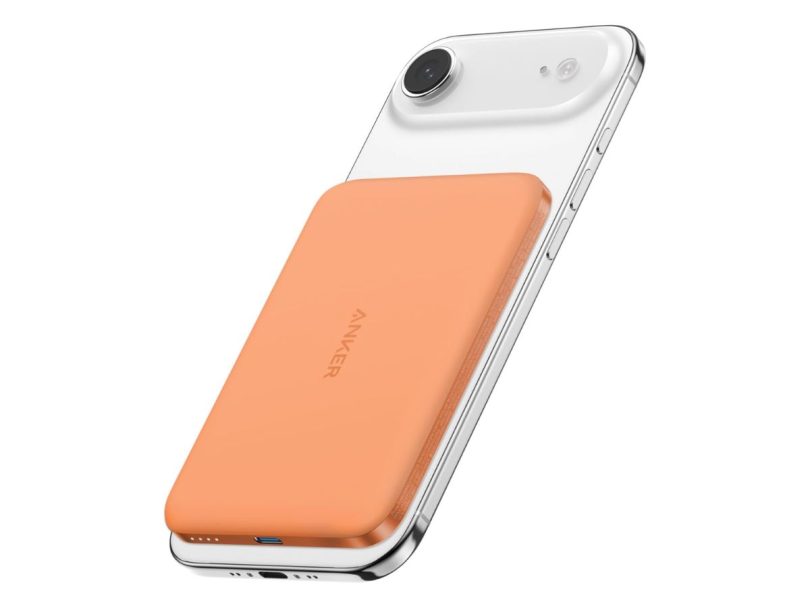 Batterie externe Anker Nano Power Bank MagGo Slim coloris Cosmic Orange tenue entre deux doigts pour souligner sa finesse extrême.