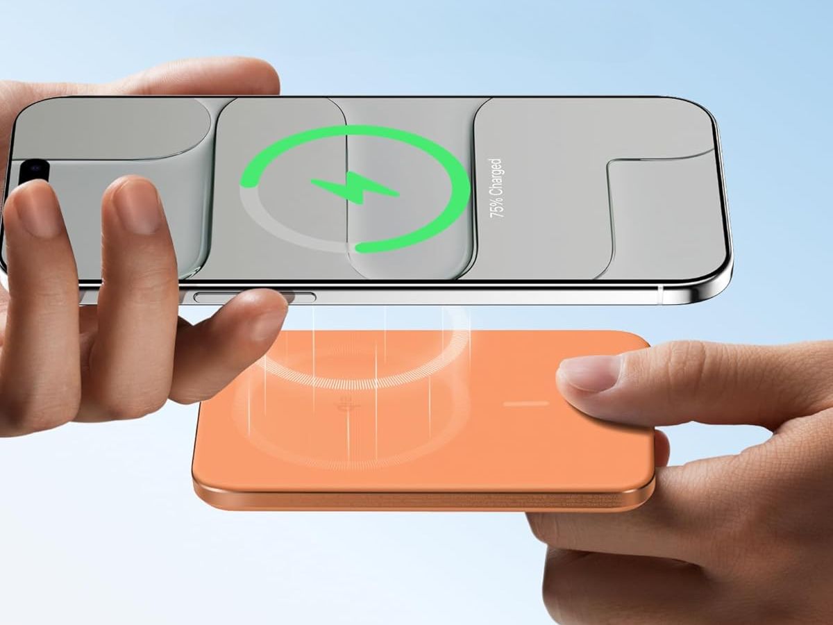 Démonstration de la charge magnétique sans fil entre un iPhone et la batterie Anker Nano Power Bank MagGo Slim orange avec indicateur de charge à l'écran.