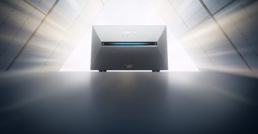 Unité centrale Anker Solix Solarbank 3 Pro (E5000 Pro) au design gris métallisé avec bandeau lumineux bleu, installée entre deux rangées de panneaux solaires en V.