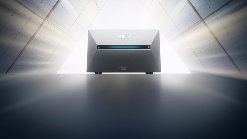Unité centrale Anker Solix Solarbank 3 Pro (E5000 Pro) au design gris métallisé avec bandeau lumineux bleu, installée entre deux rangées de panneaux solaires en V.