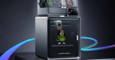 Image HERO de l'imprimante 3D Anycubic Kobra 2 Pro avec son système de séchage multicouleur supérieur. La porte vitrée montre une figurine de chien arc-en-ciel en cours d'impression, illustrant la capacité 16 couleurs. Le logo "ANYCUBIC KOBRA 2 PRO" est visible en bas.
