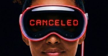 Portrait rapproché d'une utilisatrice portant un casque Apple Vision Pro dont l'écran externe affiche le message « CANCELED » en lettres digitales rouges, illustrant l'arrêt du projet sous la nouvelle direction de John Ternus.