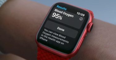 Gros plan sur une Apple Watch Series 6 rouge affichant un résultat de 95% de saturation en oxygène sanguin (Blood Oxygen) au poignet d'un utilisateur.