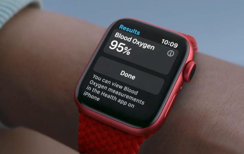 Gros plan sur une Apple Watch Series 6 rouge affichant un résultat de 95% de saturation en oxygène sanguin (Blood Oxygen) au poignet d'un utilisateur.