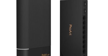 Vue de face et de profil d'un routeur ASUS ProArt WiFi 7 noir texturé au design minimaliste avec antennes dissimulées, posé sur son socle, affichant ses ports Ethernet et USB.