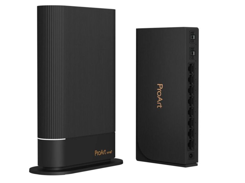 Vue de face et de profil d'un routeur ASUS ProArt WiFi 7 noir texturé au design minimaliste avec antennes dissimulées, posé sur son socle, affichant ses ports Ethernet et USB.