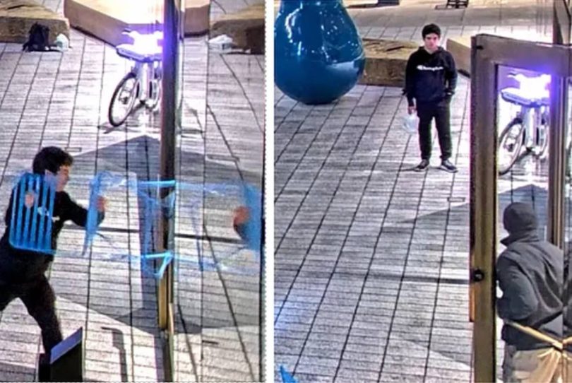 Images de vidéosurveillance montrant Daniel Moreno-Gama utilisant une chaise bleue pour tenter de briser les portes vitrées du siège d'OpenAI à San Francisco.