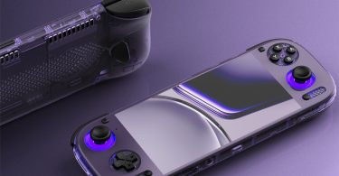 Deux consoles portables AYN Odin 3 violettes transparentes sur fond assorti : une vue de dos révélant les ventilations et les gâchettes, et une vue de face montrant l'écran, les joysticks rétroéclairés en bleu et les boutons ABXY. Un logo Qualcomm Dragonwing Q8 figure en haut à droite.