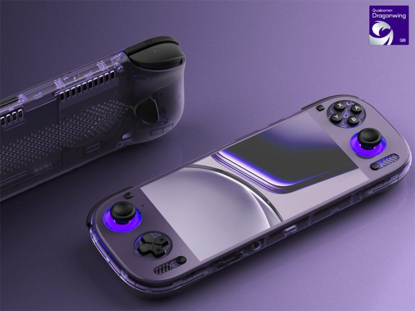 Deux consoles portables AYN Odin 3 violettes transparentes sur fond assorti : une vue de dos révélant les ventilations et les gâchettes, et une vue de face montrant l'écran, les joysticks rétroéclairés en bleu et les boutons ABXY. Un logo Qualcomm Dragonwing Q8 figure en haut à droite.
