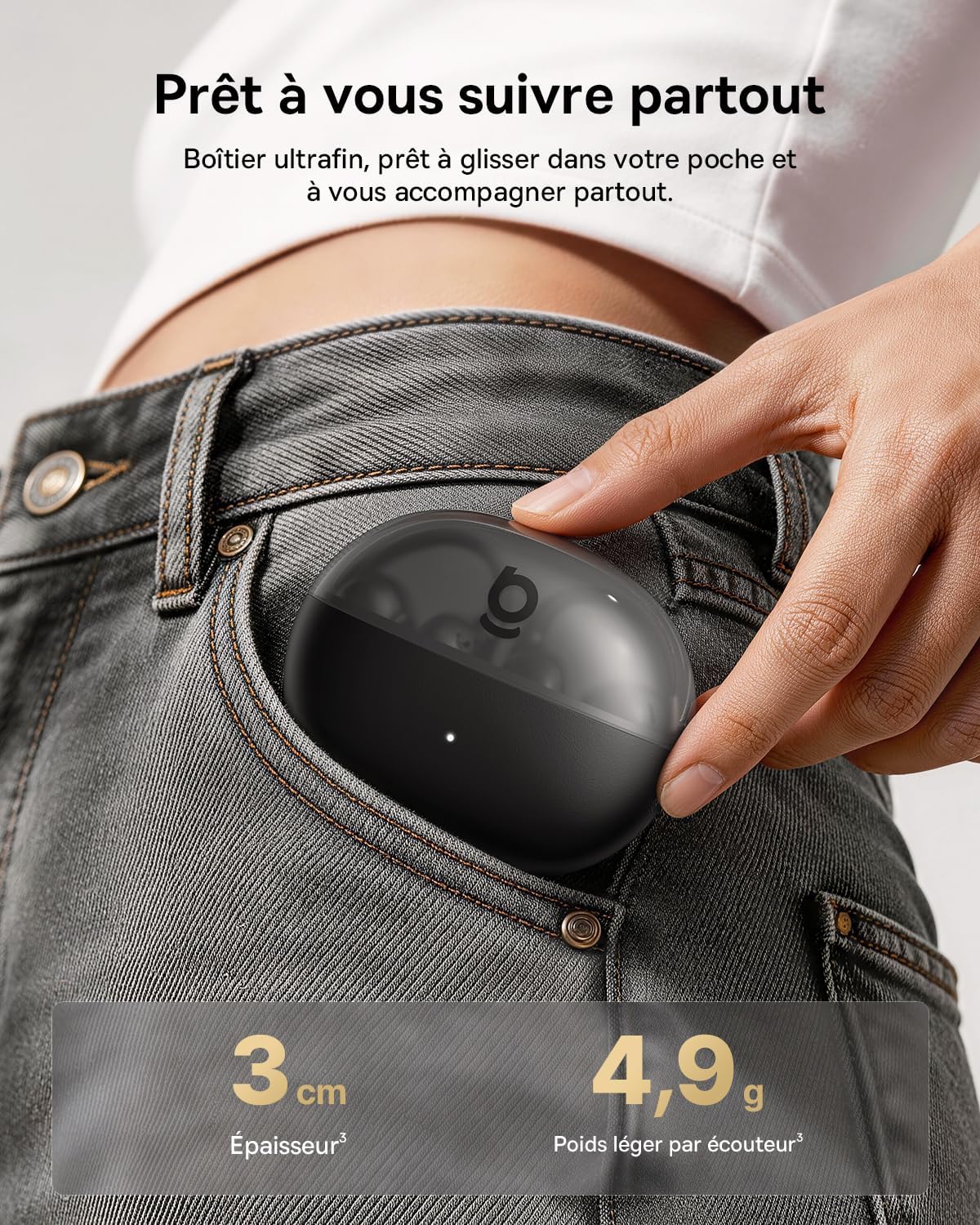Boîtier de charge des écouteurs Baseus MC2 en finition noire transparente avec logo b caractéristique, glissé dans la poche avant d'un jean gris, démontrant le format ultrafin de 3 cm d'épaisseur et le poids léger de 4,9 grammes par écouteur pour un usage nomade quotidien