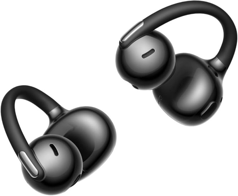 Paire d'écouteurs clip-on open-ear Baseus MC2 en finition noire brillante présentés sur fond blanc studio, montrant le crochet d'oreille en alliage nickel-titane avec accent argenté, la coque transducteur ovoïde et le module de lest arrière qui équilibre la structure