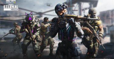 Image promotionnelle de Call of Duty Mobile Saison 4 Eternal Prison montrant une équipe de quatre opérateurs, dont un avec un casque à oreilles de chat néon et un autre avec des lunettes de vision nocturne multiples, armés de fusils d'assaut sur un champ de bataille urbain.