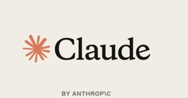 Logo officiel de Claude par Anthropic sur fond beige minimaliste, composé d'une icône en forme d'astérisque stylisée orange à gauche et du nom "Claude" en typographie serif noire à droite.