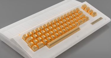 Ordinateur Commodore 64C Slimline doté d'un boîtier blanc cassé issu des moules d'injection originaux de 1986, équipé de touches de clavier dorées personnalisées sur un fond gris neutre.