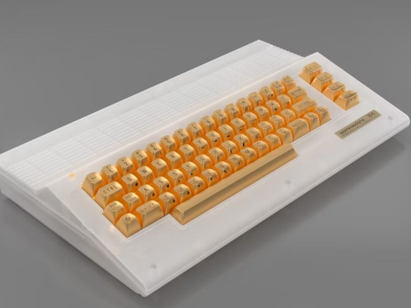 Ordinateur Commodore 64C Slimline doté d'un boîtier blanc cassé issu des moules d'injection originaux de 1986, équipé de touches de clavier dorées personnalisées sur un fond gris neutre.