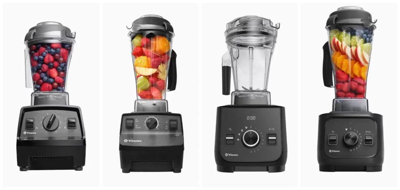 Comparaison visuelle de quatre modèles de blenders Vitamix alignés sur fond blanc : de gauche à droite, le Vitamix Explorian rempli de baies, le classique Vitamix 5200 avec des fruits coupés, le nouvel Ascent X2 avec interface numérique (bol vide) et le modèle VX1 présentant des couches de fruits frais.