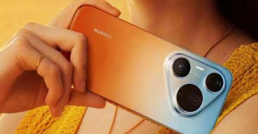 Gros plan sur le dos du Huawei Pura 90 Pro Max montrant son module photo triangulaire distinctif et son dégradé de couleurs allant de l'orange au bleu nacré.