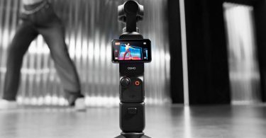 Caméra DJI Osmo Pocket avec nacelle stabilisée sur trépied en plein tournage d'une danseuse pour tester les capacités de ralenti vidéo professionnel.