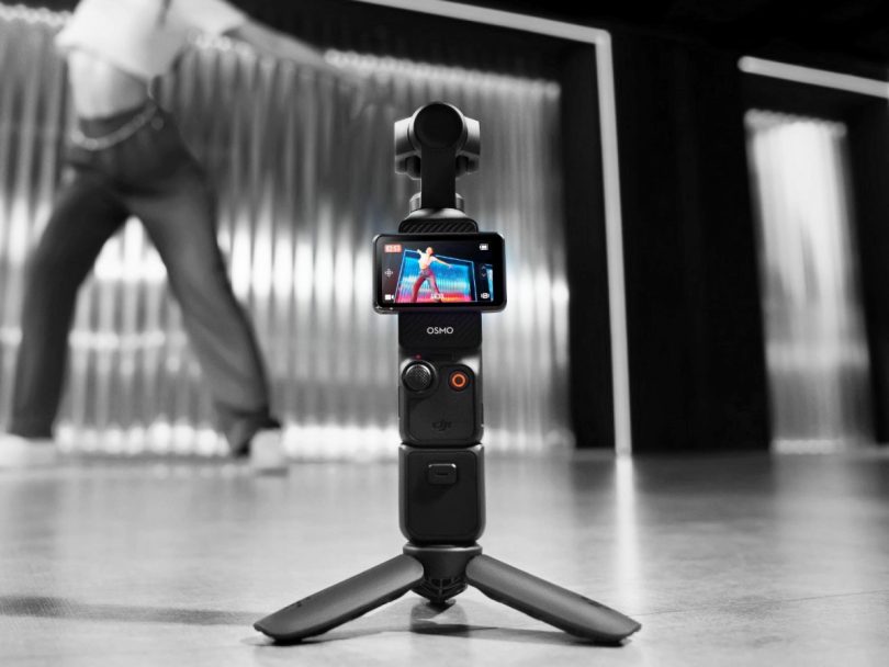 Caméra DJI Osmo Pocket avec nacelle stabilisée sur trépied en plein tournage d'une danseuse pour tester les capacités de ralenti vidéo professionnel.