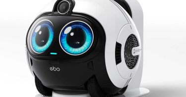 Robot compagnon EBO Max de Enabot avec ses grands yeux bleus numériques expressifs, caméra 4K intégrée et station de recharge blanche en arrière-plan.