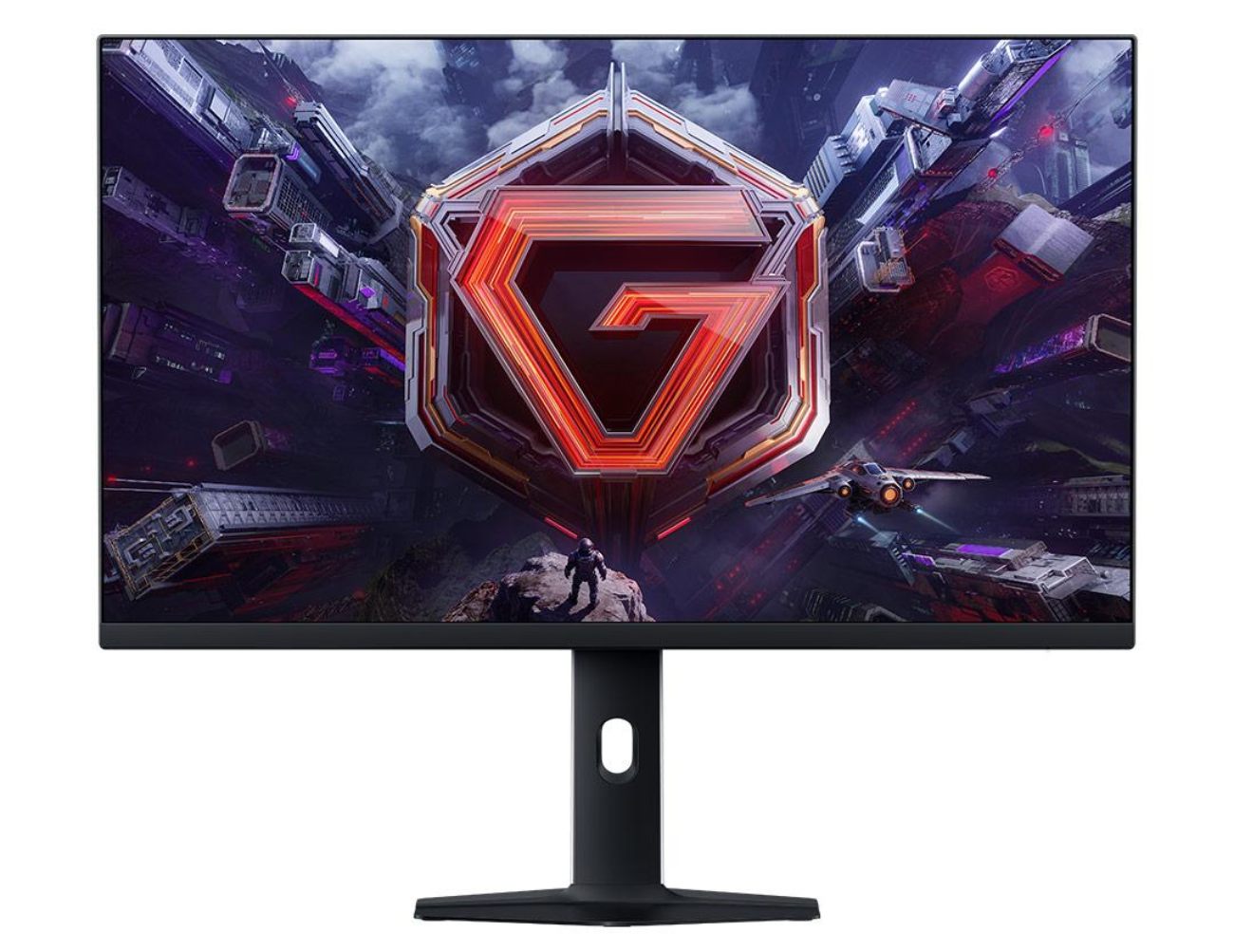 Photographie de face du nouveau moniteur gaming de la série G de Xiaomi, posé sur un pied ergonomique noir avec un passe-câble. L'écran de 27 pouces affiche une image détaillée de science-fiction avec une vue plongeante sur une cité spatiale, un vaisseau, et le grand logo central "G" rougeoyant en forme de polygone 3D.