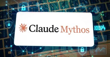 Logo Claude Mythos affiché sur un écran au-dessus d'un clavier d'ordinateur portable, entouré d'une superposition graphique de circuits numériques, de cadenas de sécurité et d'icônes de pare-feu illustrant une cyberattaque.