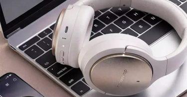 Casque FiiO JN3 coloris Apricot White posé sur un clavier d'ordinateur portable