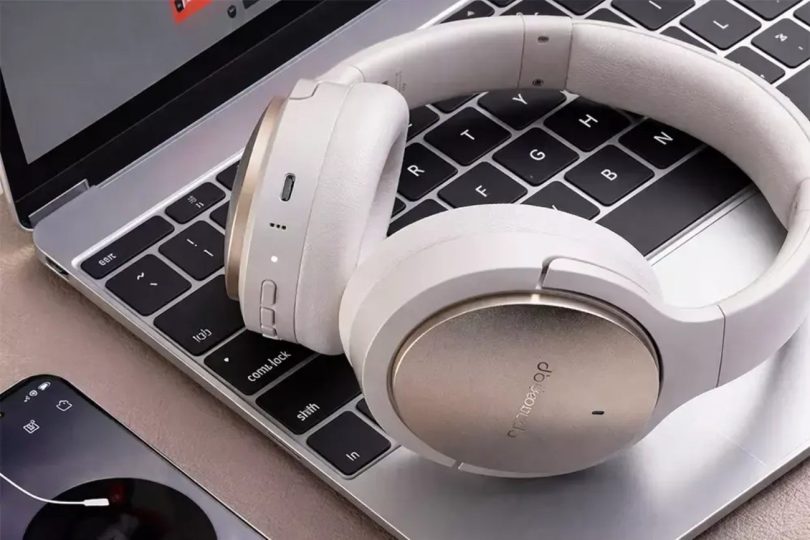 Casque FiiO JN3 coloris Apricot White posé sur un clavier d'ordinateur portable