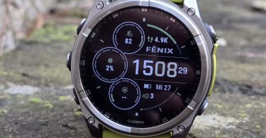 Gros plan sur une montre Garmin Fenix 7 avec bracelet jaune fluo posée sur de la mousse, affichant le cadran d'activité principal. L'image illustre le type d'appareil haut de gamme bénéficiant du nouveau mode de récupération sans perte de données.
