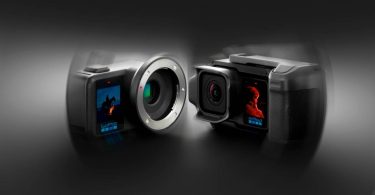 Comparaison visuelle en studio de deux perspectives d'une caméra d'action GoPro Mission 1. À gauche, la face avant montre un objectif interchangeable à grande ouverture (type monture cinéma) avec bague métallique et l'écran LCD affichant un plan de surfeur. À droite, la vue arrière montre l'écran principal affichant un portrait rouge stylisé et le corps robuste de l'appareil. Fond sombre et flou de mouvement.